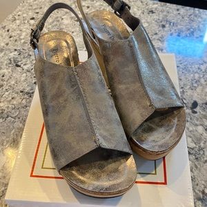 NIB NWOT Pierre Dumas - Hester in pewter. 9M